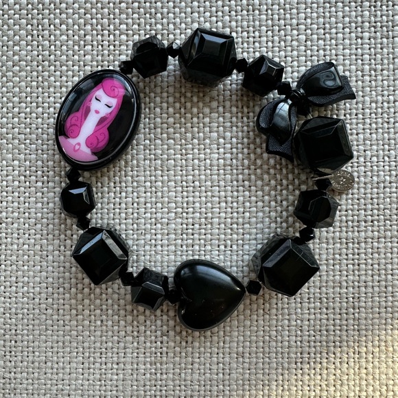 Tarina Tarantino Resin Bead Stretch Cameo Heart Bow Bracelet - Picture 12 of 12
